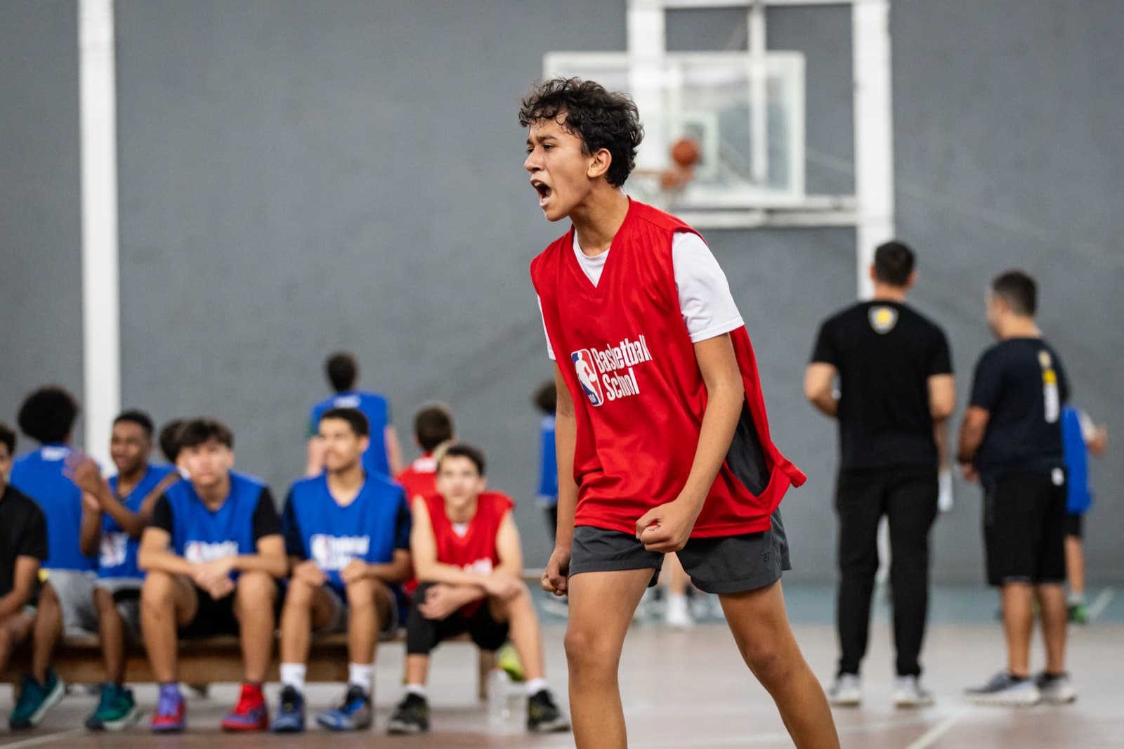 Atleta comemorando a cesta em quadra