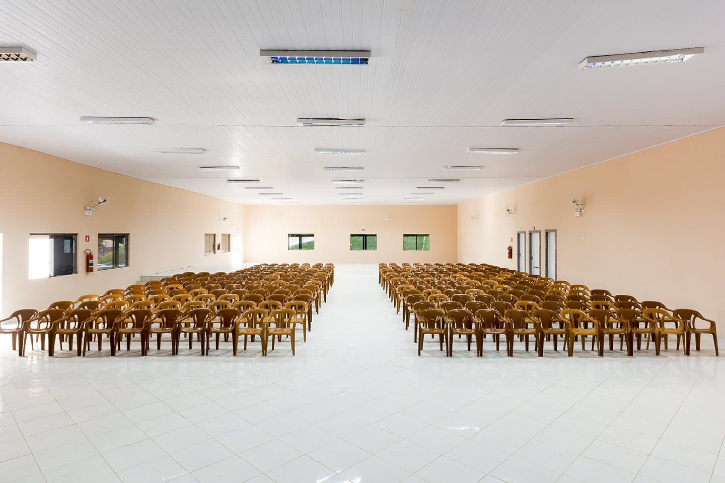 Anfiteatro da Estância com fileiras de cadeiras voltadas para o palco