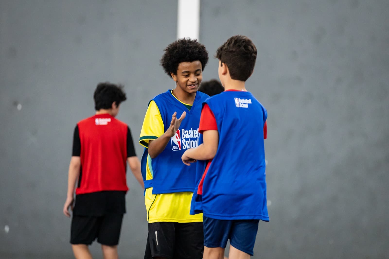 Dois atletas conversando e sorrindo durante o intervalo do treino